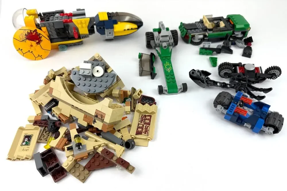 LOT LEGO Marvel 4 Super Hero Vehicle Parts & Parts of a Building VGC
